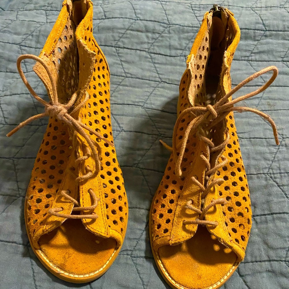 Summer suede shooties! Size 39/8
